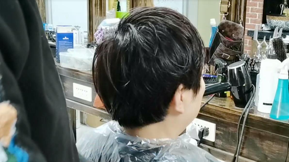 卷发 女人过了50岁就别留长卷发了，推荐一款短发纹理烫，时尚又显年轻