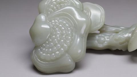 和田玉籽料|回流 舊藏和田玉籽料“灵芝玉如意”摆件 .