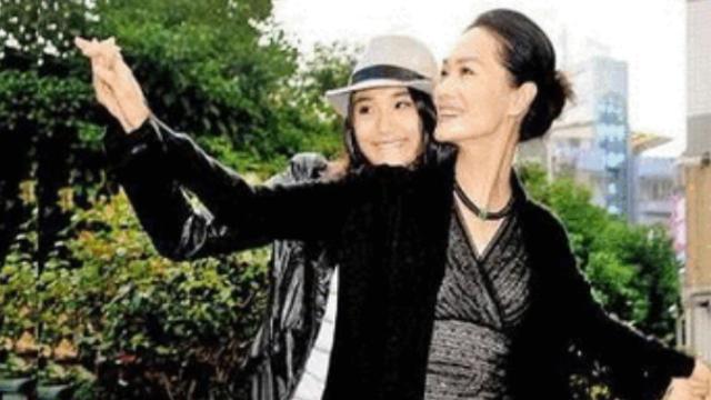 凌峰|77岁凌峰首驻平台，与娇妻贺顺顺婚姻成谜，长女已出嫁、幼女貌美