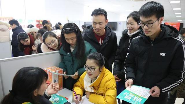 教师|入编才三个月，小姑娘心态就崩溃了！做一名教师，为何如此难熬？