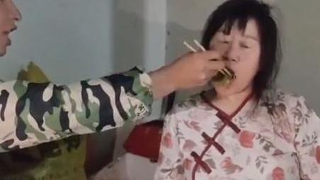 余秀华|奉子成婚？曝余秀华和90后男友领证，女方已怀孕，网友：吃嫩草
