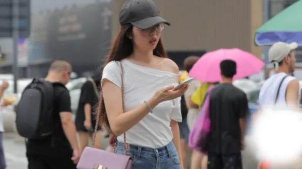 白色一字领短袖搭配牛仔裤，简单好看，觉得这样的穿搭你喜欢吗？