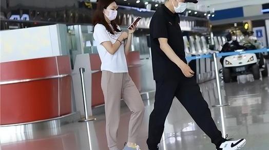 张艺谋|72岁张艺谋现身机场！小31岁娇妻全程低头看手机，身材精致似少女