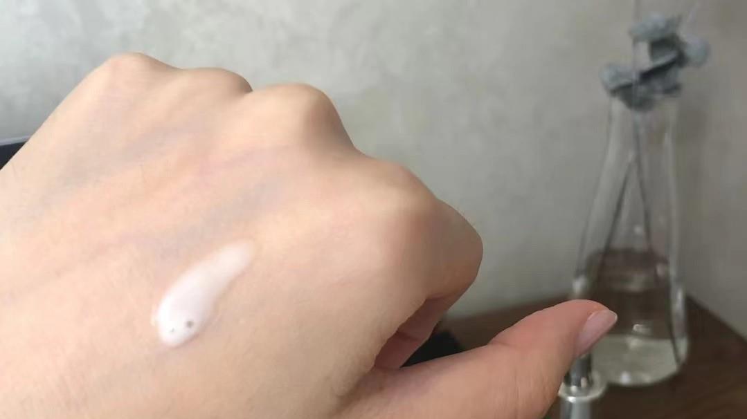口红 敏感肌必备的4款“修护精华”，舒缓保湿不油腻，再也不怕熬夜了
