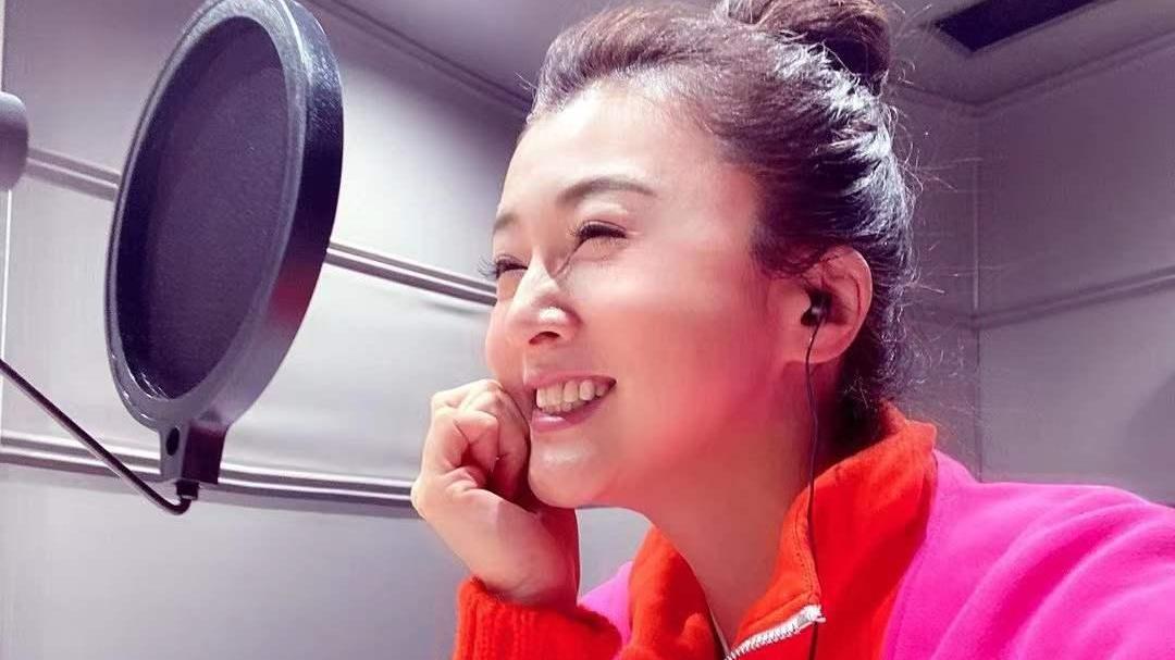 丸子头 50岁藤原纪香扎丸子头秀完美发际线，脖子细长，少女托腮真太萌了