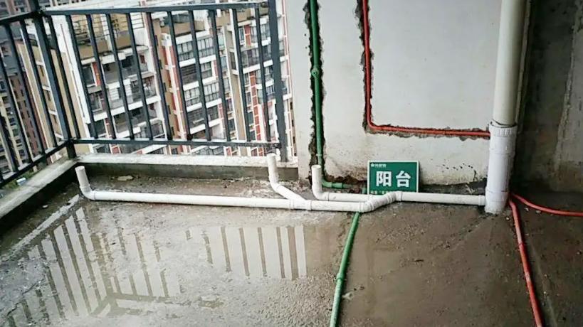 装修不是想\包\就能包的，弄不好水倒灌还得赔钱，朋友这就是教训