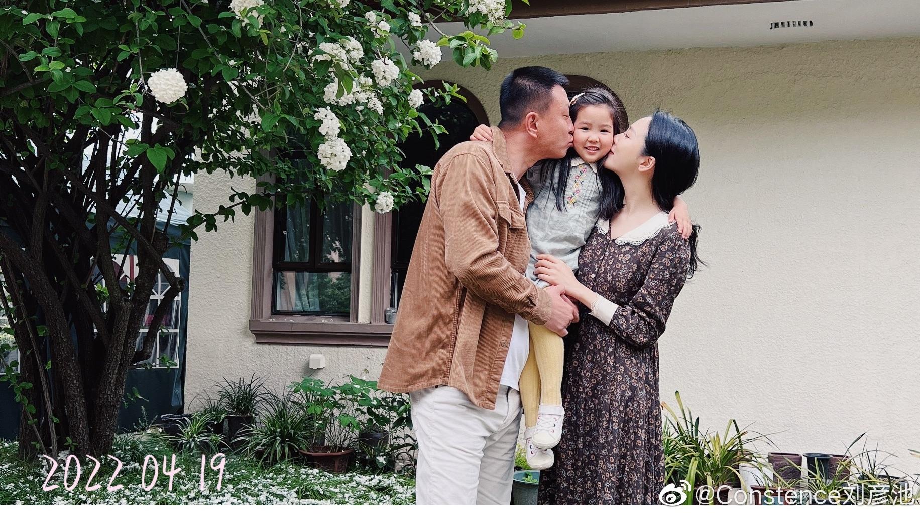 王励勤|王励勤前女友为女儿庆生，三年嫁两任富豪老公，今一家三口晒幸福