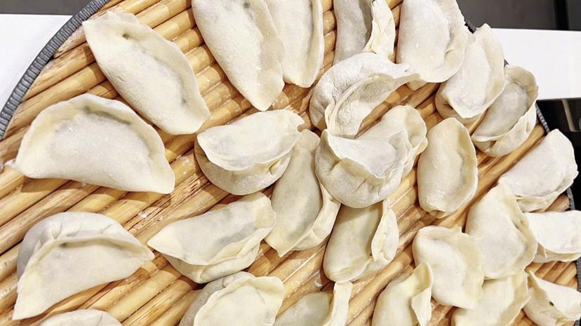 王嘉尔|李荣浩参加春晚回家，晒家人煮的饺子和酒，合照另一半不是杨丞琳