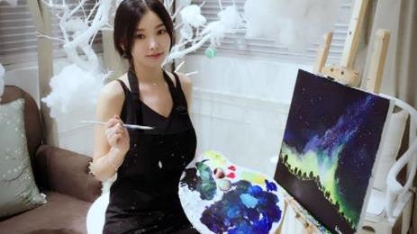 走进演员童飞的家，一家人挤在小房子里，生活过得不富裕却很温馨