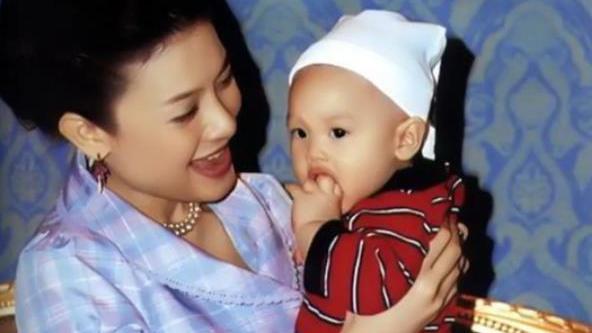 西拉米|51岁西拉米显现老态，中分发型暴露大脑门，近照充满沧桑和疲惫