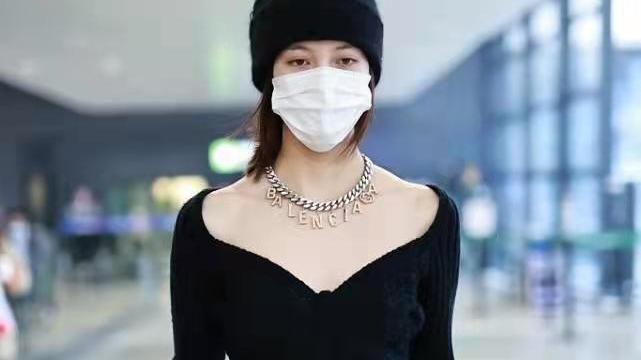 宋妍霏 宋妍霏不愧是90后，冬天也敢穿大领口的衣服，看着都觉得冷