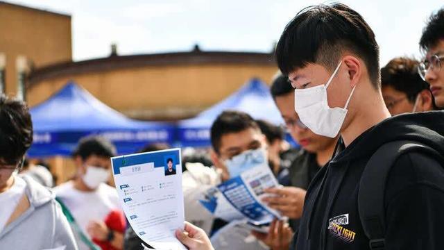 求职|专科女生求职被拒，晒“含金量”惨遭嘲笑，网友：还好意思秀！