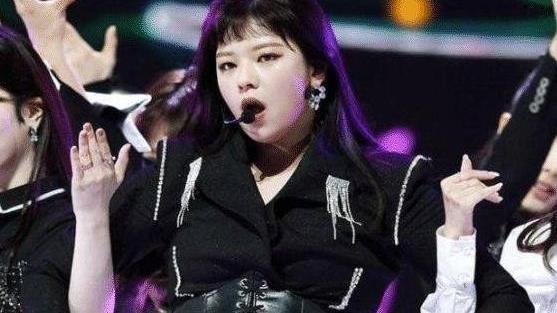 短发 靠短发造型人气飙升，后被JYP无节制压榨，因3种恶疾被迫中止行程