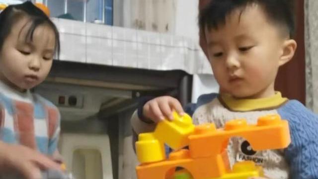 奇奇|萌娃来袭！田静父亲罕见分享俩萌娃近照，奇奇悦悦同框互动超有爱