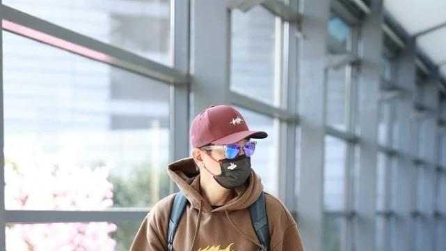 陈小春|55岁的陈小春真时髦，卫衣+宽裤变身潮男，这风格可以照着穿