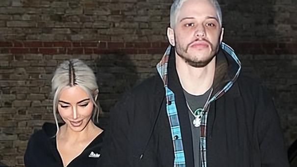 金·卡戴珊|金卡戴珊带小男友闪耀伦敦！穿紧身衣太嫩，28岁男友黑眼圈显疲惫