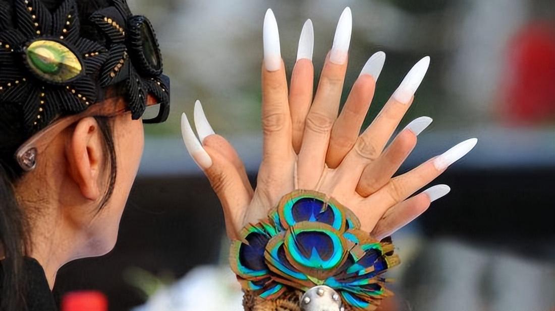 杨丽萍|杨丽萍留了20年长指甲，每年保养费达18万，金星：上厕所怎么办？