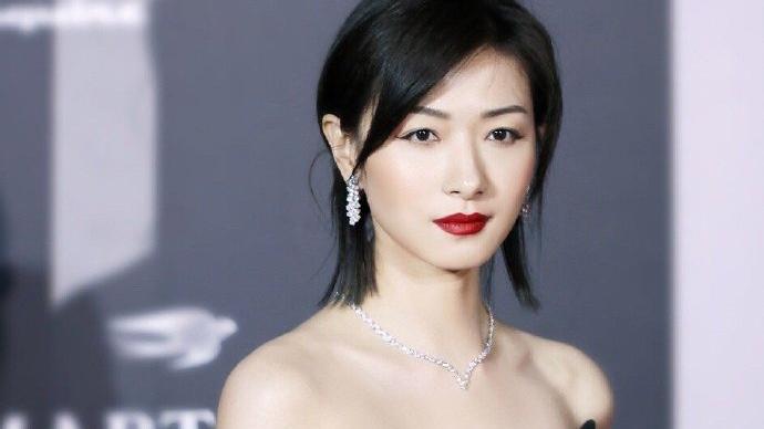 万茜|万茜一袭黑色开叉长裙参加颁奖礼，高冷的气质让她光彩夺目。 ??