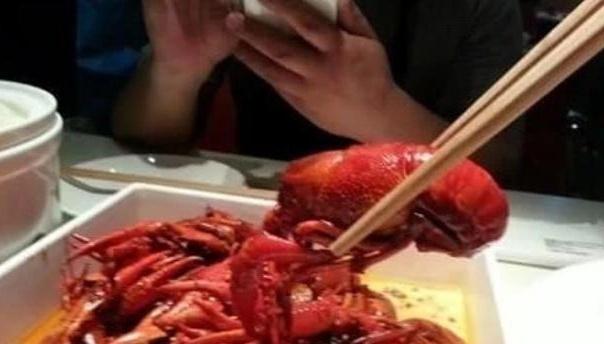 摆摊|虾的头部是“黄”还是“屎”，吃了这么久，才知道原来吃错了