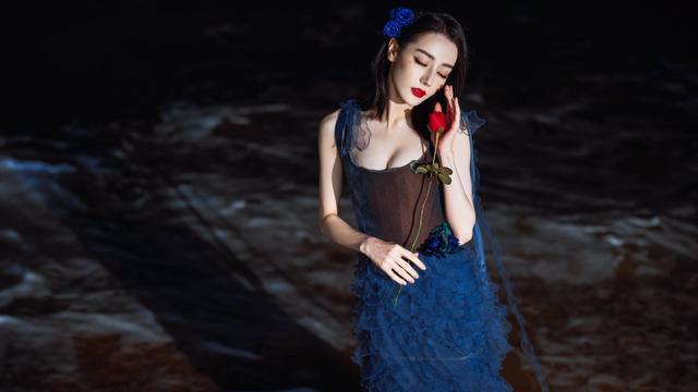 迪丽热巴|热巴蓝色妖姬的造型，我天，美到没有形容词