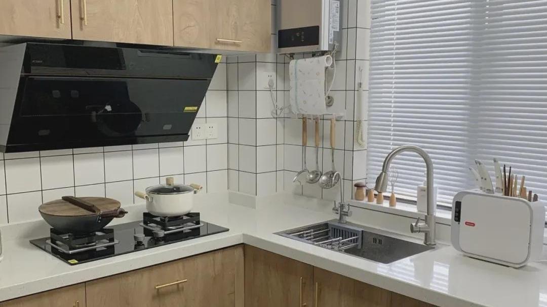 102平温馨家，坚持“素墙”主义，实用性满分，果然越简单越耐看