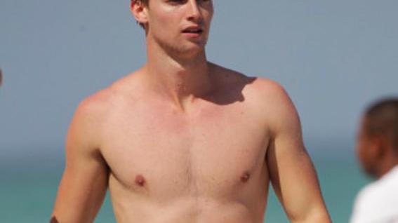 阿诺德·施瓦辛格|施瓦辛格28岁长子与模特女友意大利度假，大秀腹肌荷尔蒙爆表太帅