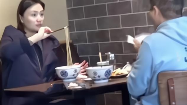 李亚鹏|李亚鹏官宣结婚生子！结婚照首曝光，网友：不比王菲差