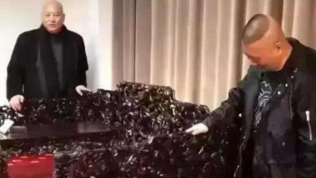 郭德纲|身家过亿的郭德纲，到“唐僧”家做客看上一把椅子，一问价格吓一跳