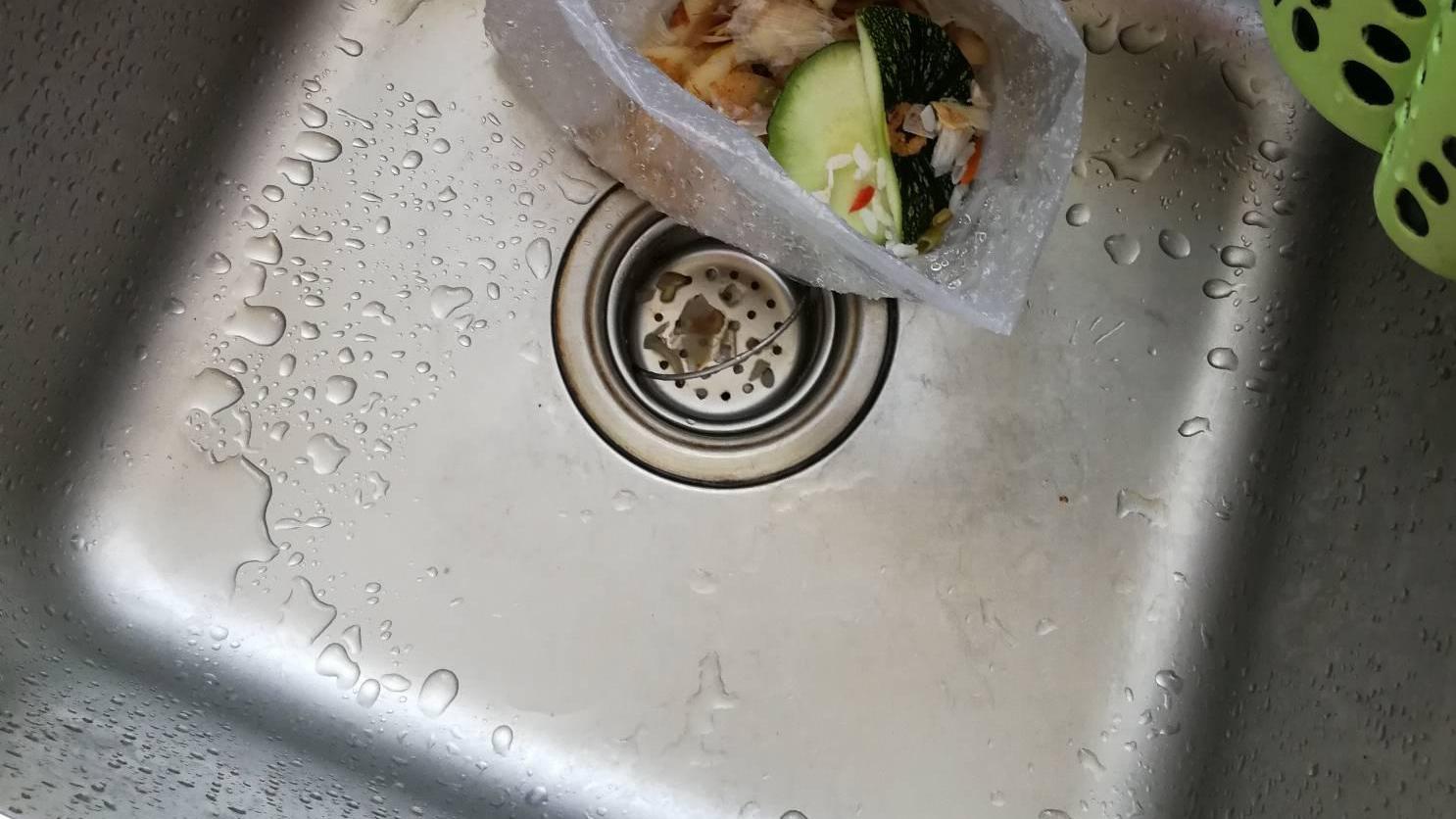 下水道堵塞还用热水冲？浪费水！学会这么做，管道畅通无异味