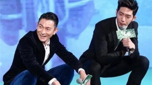 |欧美球队合照前排都是踮脚，难道他们真的不会亚洲蹲？