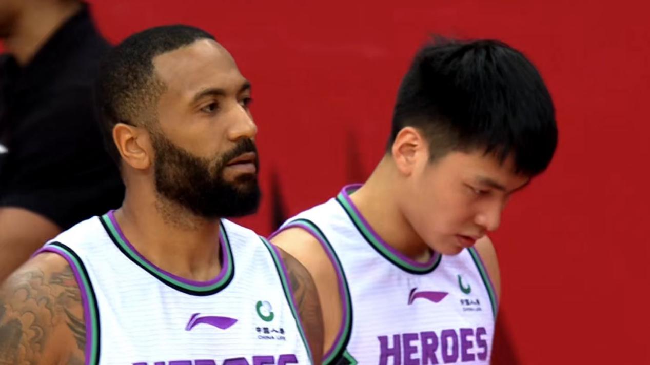 山东男篮|CBA山东男篮和深圳男篮比赛结束后，球迷建议：这3人应退役！