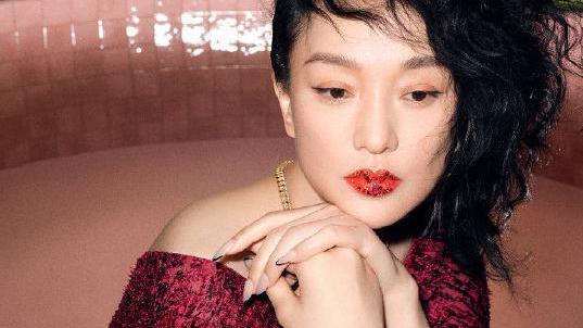 周迅 复古的周迅，浓艳的彩妆别具一格，文艺女青年的审美总是与众不同