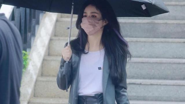 赵丽颖|赵丽颖穿皮衣造型曝光，手提2万多的名牌包，离婚后更酷飒了