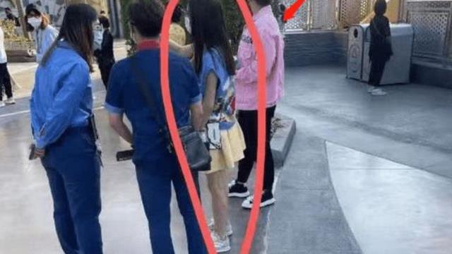 陈思诚|陈思诚佟丽娅合体会友，与儿子互动时险走光，前妻帮着整理衣服