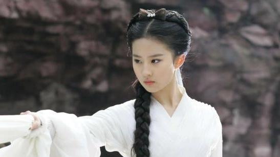 刘亦菲|同样是用丝带演打戏，将赵露思与这几位女星放一起，差距就出来了