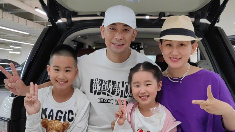 赵文卓|50岁赵文卓全家抢购物资！小8岁娇妻穿7850元凉鞋，身材好显年轻