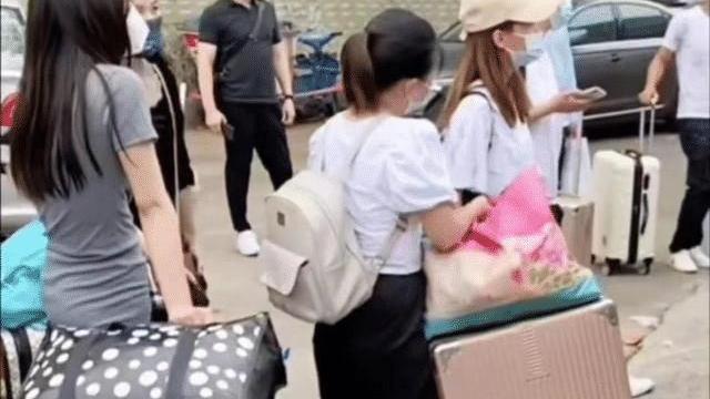 女孩|?17岁女孩独自找暑假工，工厂却已停招，无助的眼神让人心疼