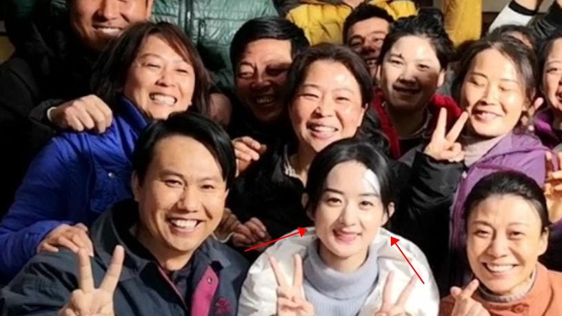 赵丽颖|赵丽颖晒杀青合影，脸小身材比例好，明星的颜值就是比普通人出众！