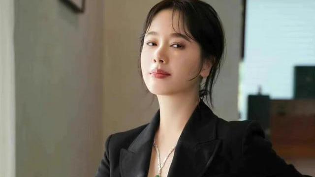 |44岁左小青又一谍战剧来袭，看到男主后，网友：终于有剧可以追了