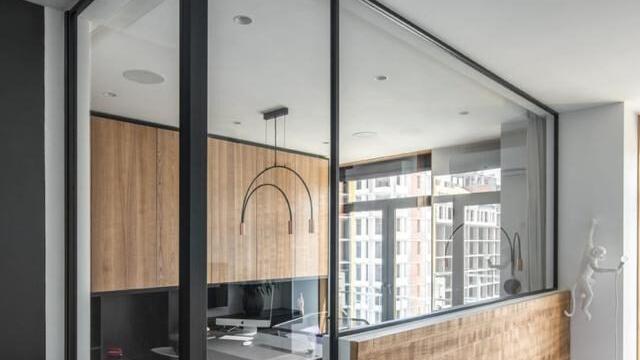 床靠墙的做法早过时了，我家直接后移70cm，做成这样超级好用