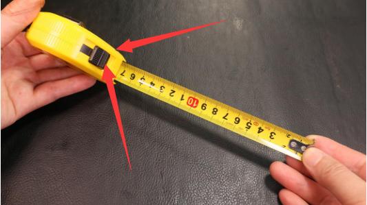 家里有卷尺的要留意，我也是今天才知道，原来卷尺上还隐藏小开关