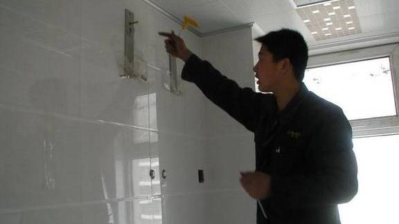 卫生间热水器突然脱落，师傅：劝你花200块装支架不装！吃亏了吧