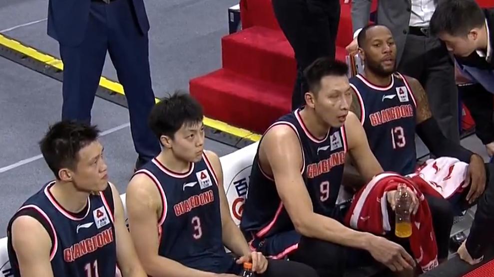 胡明轩|火力全开！徐杰、胡明轩单节合计6次犯规，杜锋在裁判面前转圈圈