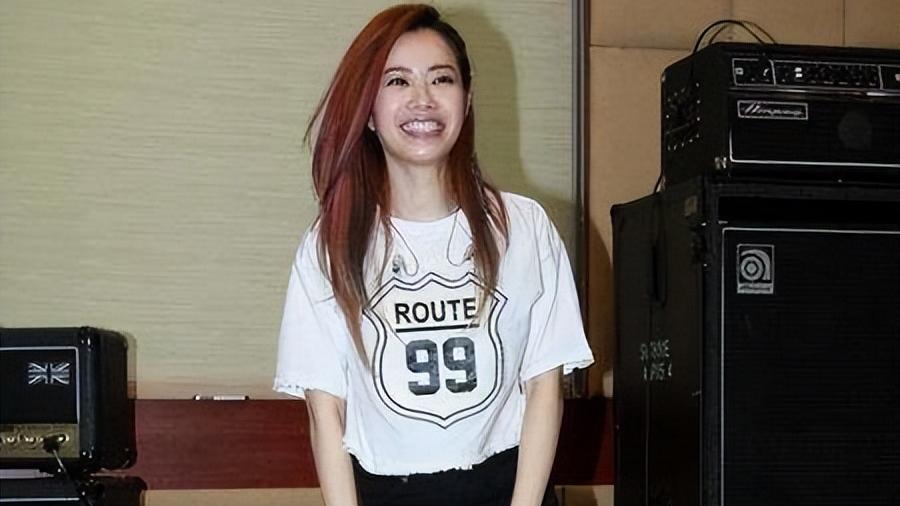 徐怀钰|44岁徐怀钰近照封神！穿荧光外套配运动bra青春活力，女团身材太惊艳