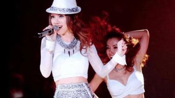 邓紫棋|邓紫棋走红之前长啥样？看到她照片那一刻，这才是男人喜欢的样子