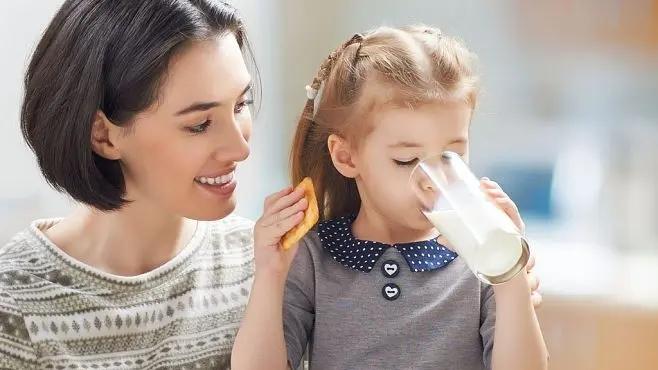 牛奶|别吃了！这4种早餐不仅伤孩子身体，还影响发育
