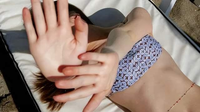 李嫣|待遇大不同！李嫣晒曲线泳装被夸大气，多多却总被说过于成熟