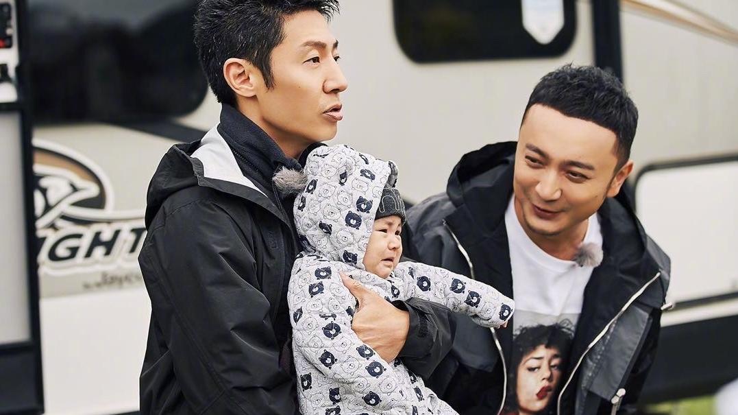 穿衣搭配 撒贝宁一家四口逛街，老婆剪短发胖了一圈，他全程抱女儿不顾儿子