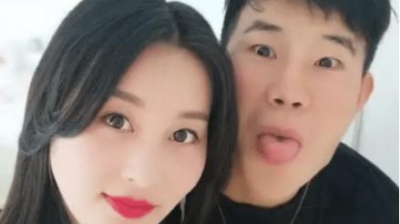 女孩|好家伙！嘎子哥谢孟伟直播卖牛仔裤，摸女孩大腿，女孩尴尬一笑