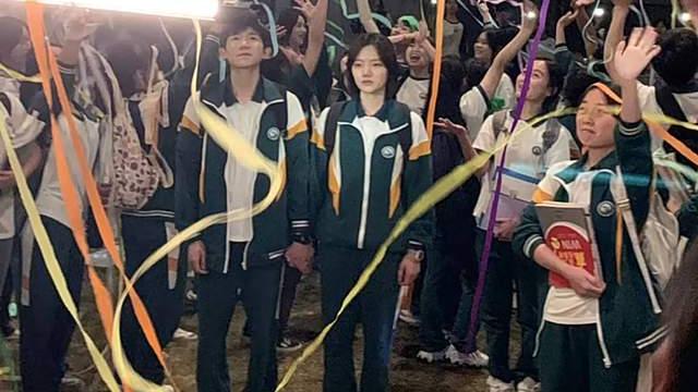 巩俐|“绣花枕头”王源新剧开拍！同队易烊千玺已成“百亿票房先生”